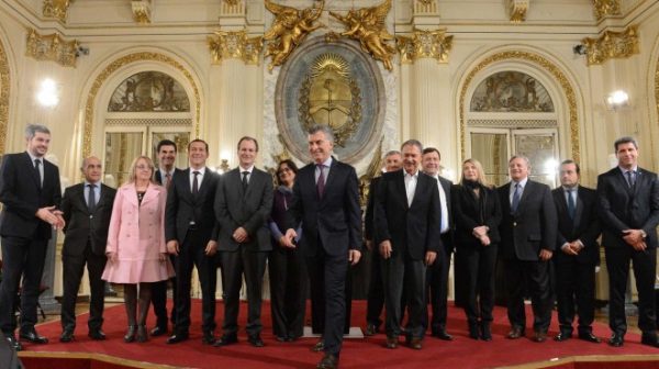 Macri, ayer, en el Salón Blanco, con autoridades de las provincias. La Rioja, La Pampa y Chubut le dieron la espalda al acuerdo. (Foto: Presidencia de la nación)