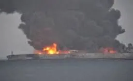 Arde un petrolero y crece el riesgo de catástrofe ambiental en el mar de China