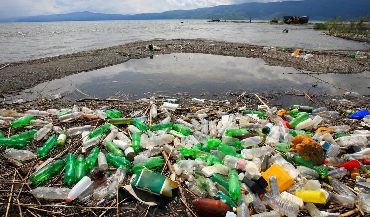 El Reino Unido evalúa si las empresas deberán pagar por la contaminación plástica