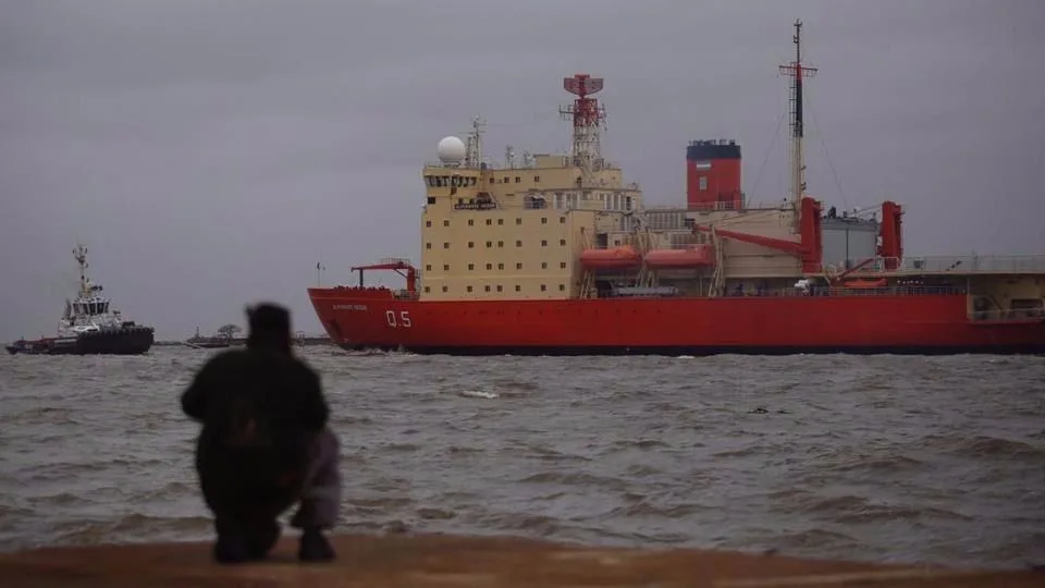 El rompehielos Almirante Irizar zarpó anoche desde Ushuaia para comenzar la Campaña Antártica