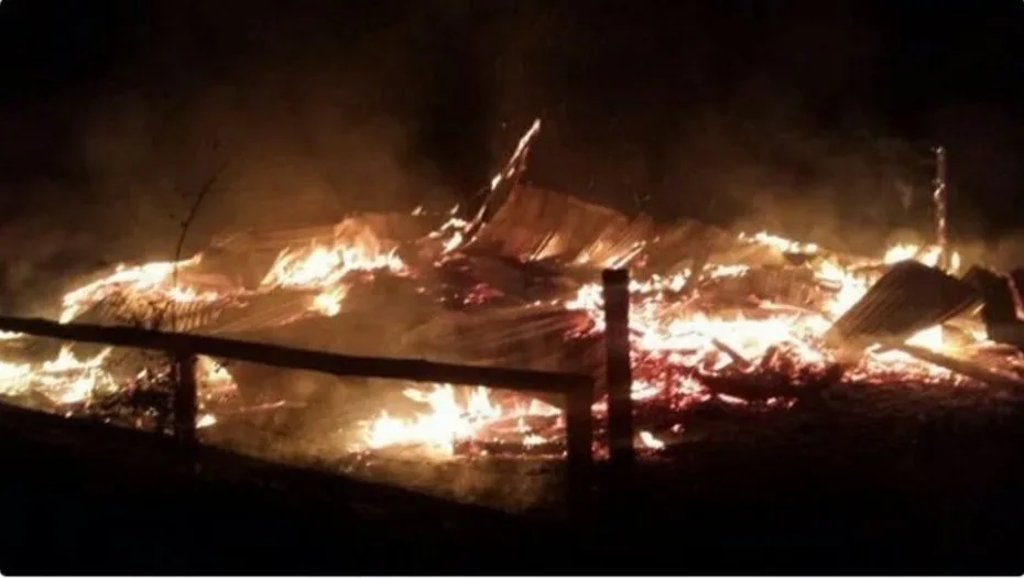 En Región de Los Ríos  Conflicto mapuche: encapuchados queman maquinarias y se enfrentan con la policía en el sur de Chile