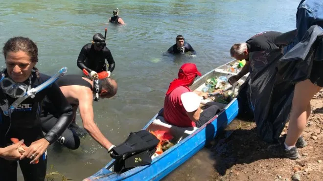 Extraen una enorme cantidad de basura de la costa del río Limay