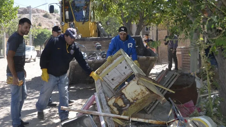 Inician un operativo de limpieza puerta a puerta en los barrios de Neuquén