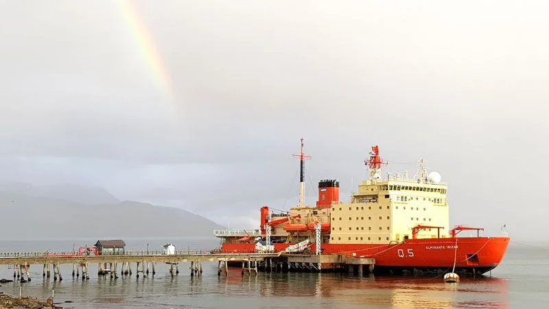 LA PRIMERA ETAPA SE EXTENDERÁ HASTA FEBRERO El rompehielos Almirante Irizar zarpó anoche desde Ushuaia para comenzar la Campaña Antártica