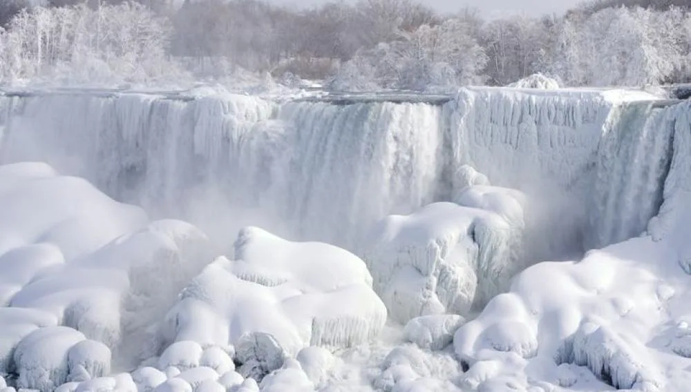 Las cataratas del Niágara congeladas por el frió extremo en EE.UU
