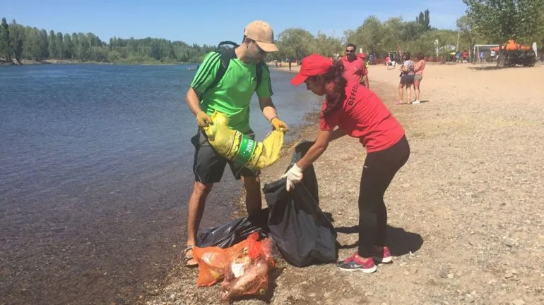 Limpiaron con buzos el Limay en todos los balnearios