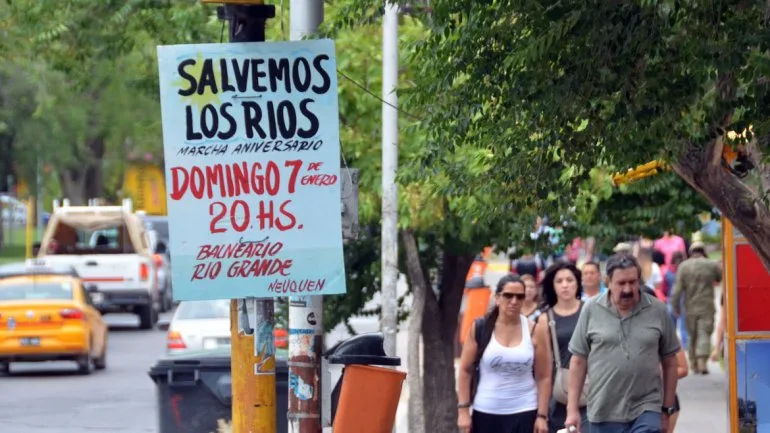 Marchan en el río para pedir que se reglamente una ley