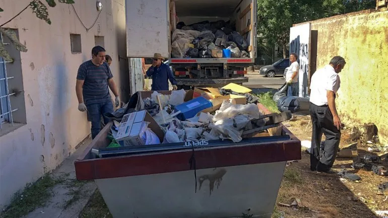 Neuquén: Mandan a limpiar un edificio escolar a funcionarios