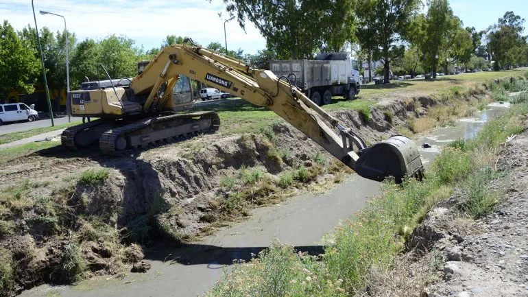 Neuquen: Sacan 72 toneladas de mugre de dos canales pluviales