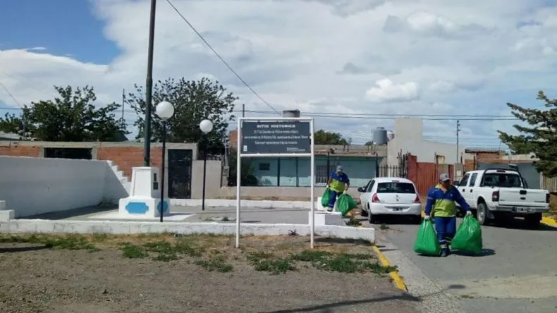 Por un pedido de Rescate Histórico limpian el sector del mástil de Km 5