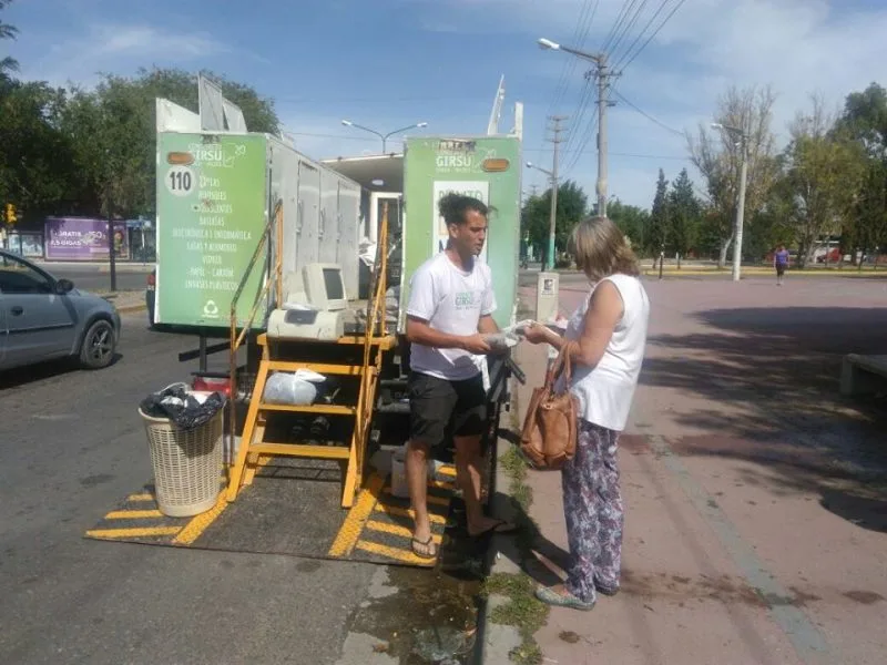 Trelew: En el Punto Limpio Móvil se orienta sobre la separación diferenciada de residuos