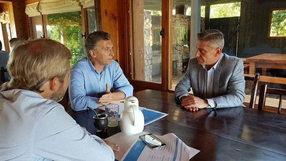 Vacaciones en Villa La Angostura: Mauricio Macri interrumpió su descanso para hablar sobre los mapuches con los mandatarios de Río Negro y Chubut