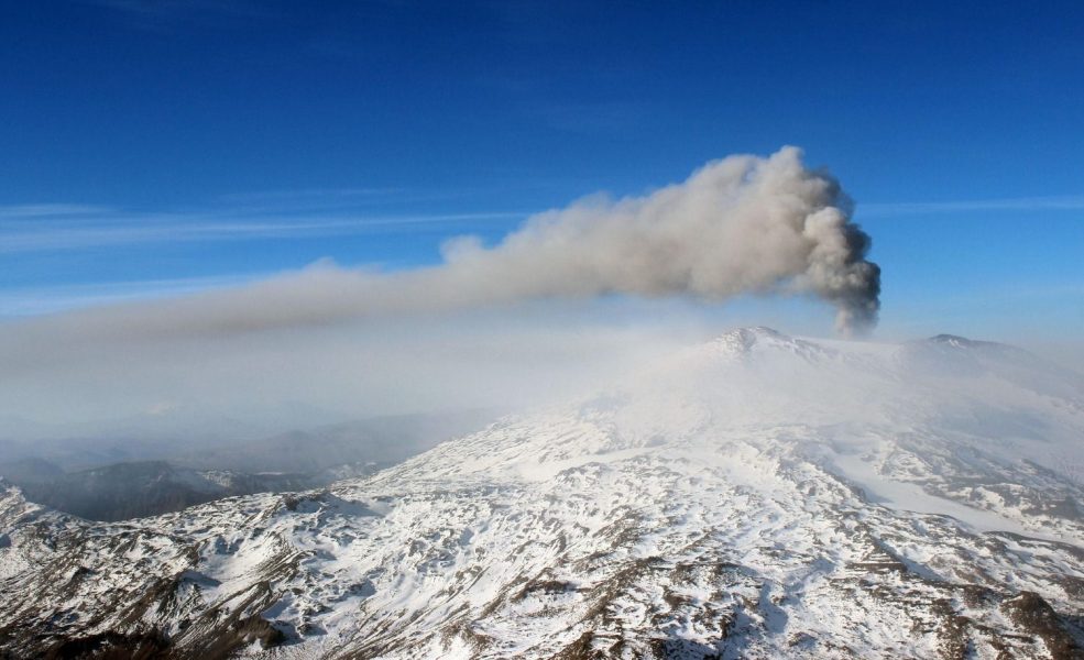 Volcán Copahue: hay alerta amarilla por un pulso eruptivo