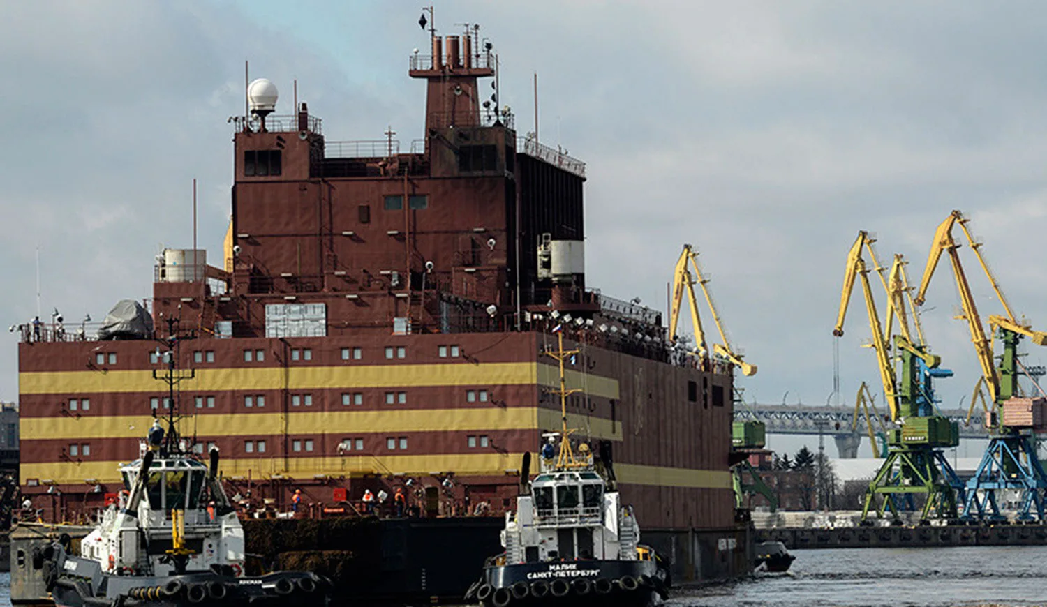 RUSIA  Zarpó la primera central nuclear flotante del mundo