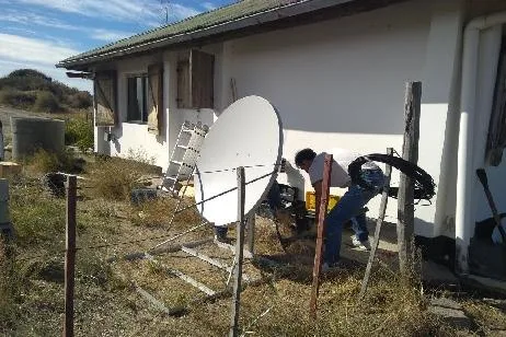 Instalaron antena de internet satelital en Pozo Salado