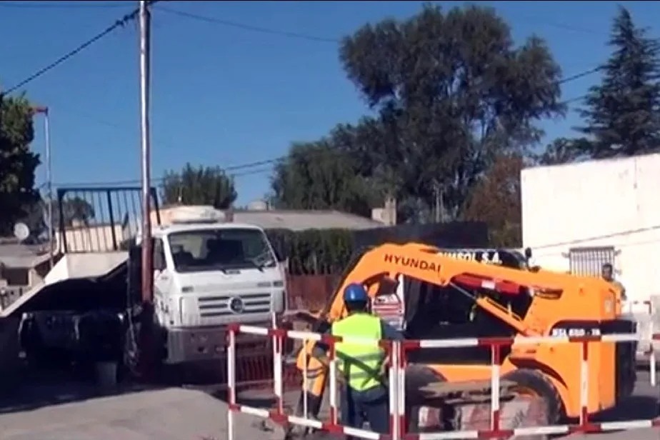 Río Colorado: está en marcha la obra de recambio de cañería cloacal en calle Mitre