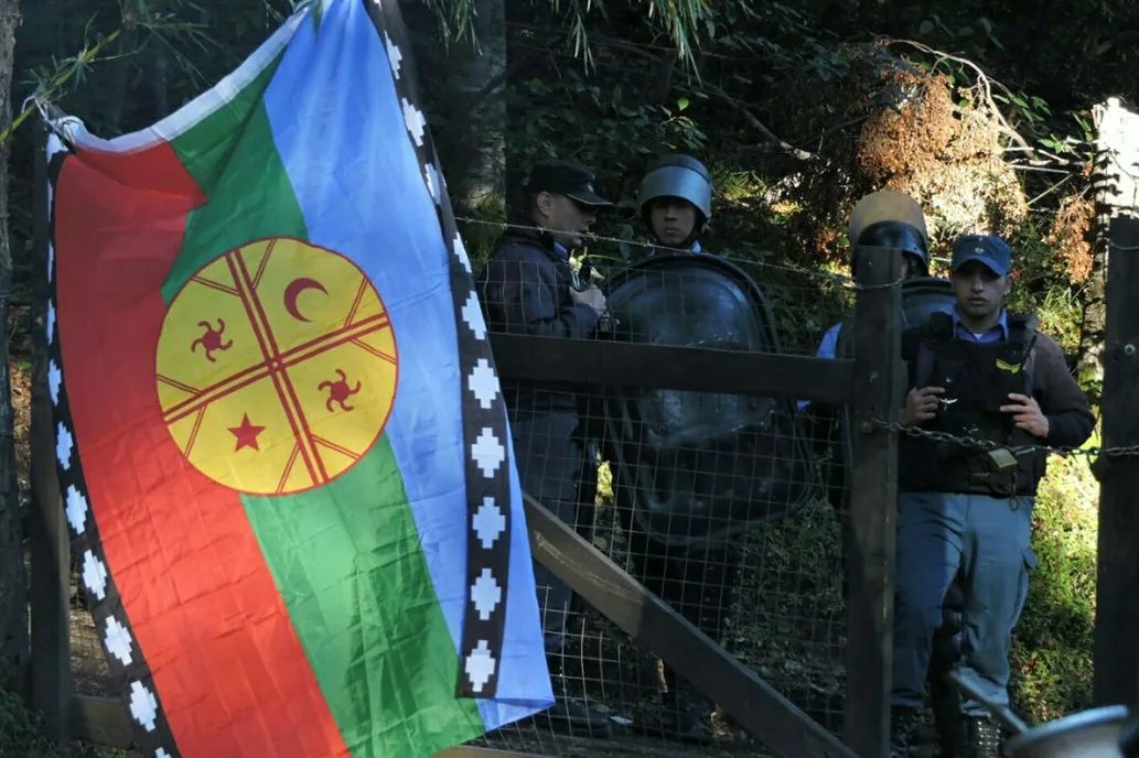 Un grupo de mapuches ocupó un predio de Emanuel Ginóbili en Villa La Angostura: dicen que es territorio ancestral