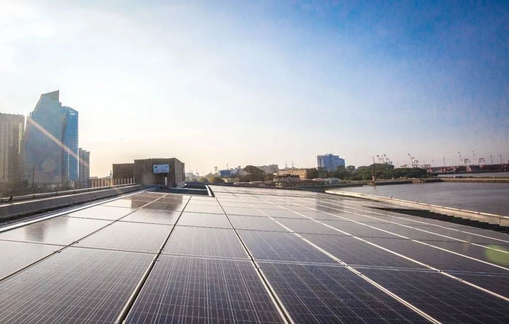 Buquebus inauguró su planta de energía solar en Puerto Madero