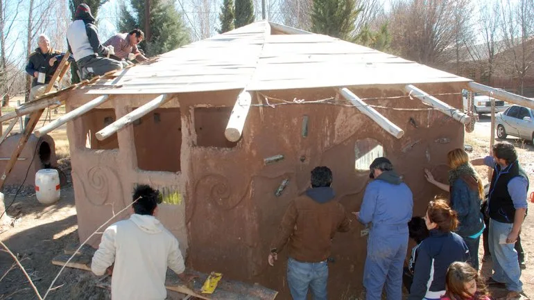 Con las manos en el barro para llegar a la casa propia