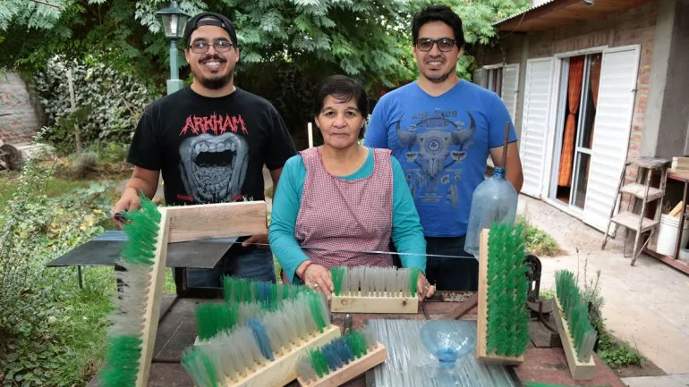 Una familia especial que vive de reciclar botellas