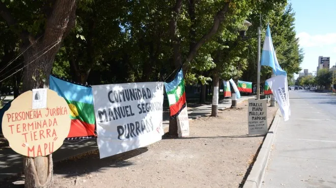 Mapuches cumplen un mes de acampe frente a Casa de Gobierno