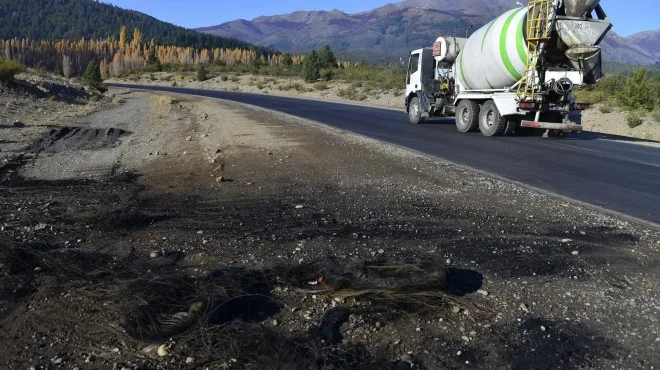 Dejaron “miguelitos” y panfletos en la ruta con consignas mapuches en Bariloche