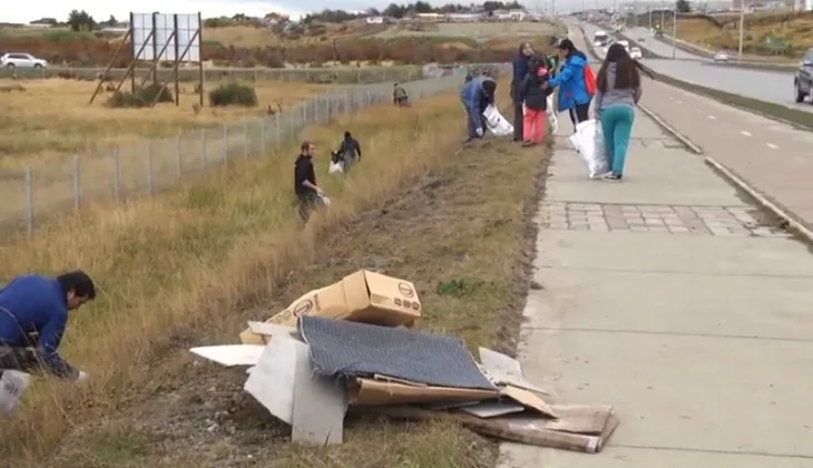 Chile: Agrupaciones ecologistas y vecinos limpian alrededores del humedal tres puentes