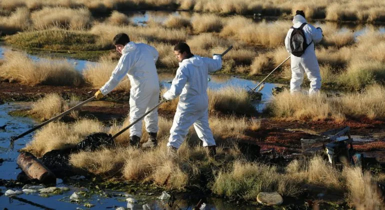 Tierra del Fuego: Intensa labor de saneamiento en las costas del río Grande