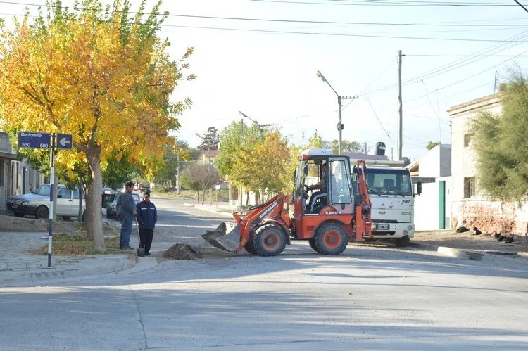 Limpieza de bocas de tormenta en Patagones