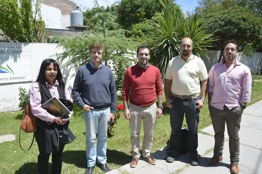 Avanzan los proyectos con el INVAP: parque de energías renovables e instalación de paneles solares en puestos