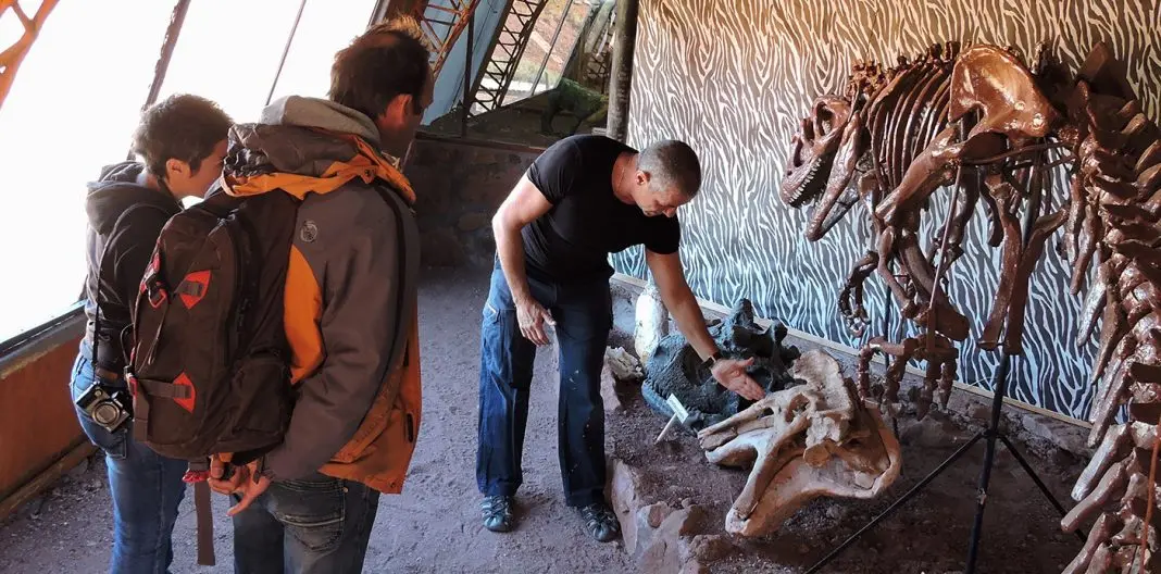 Invitan a conocer el parque paleontológico Los Barreales en Neuquén