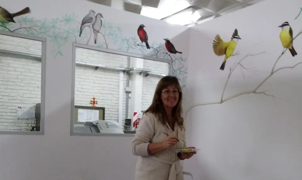 La profesora Ana Lucero presenta la Muestra “Alas en Libertad” con aves de Rio Negro