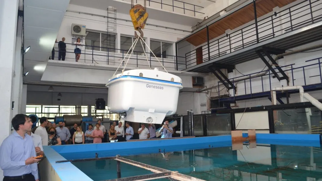 Fabrican robot solar que recolecta residuos flotantes e hidrocarburos en cuerpos de agua