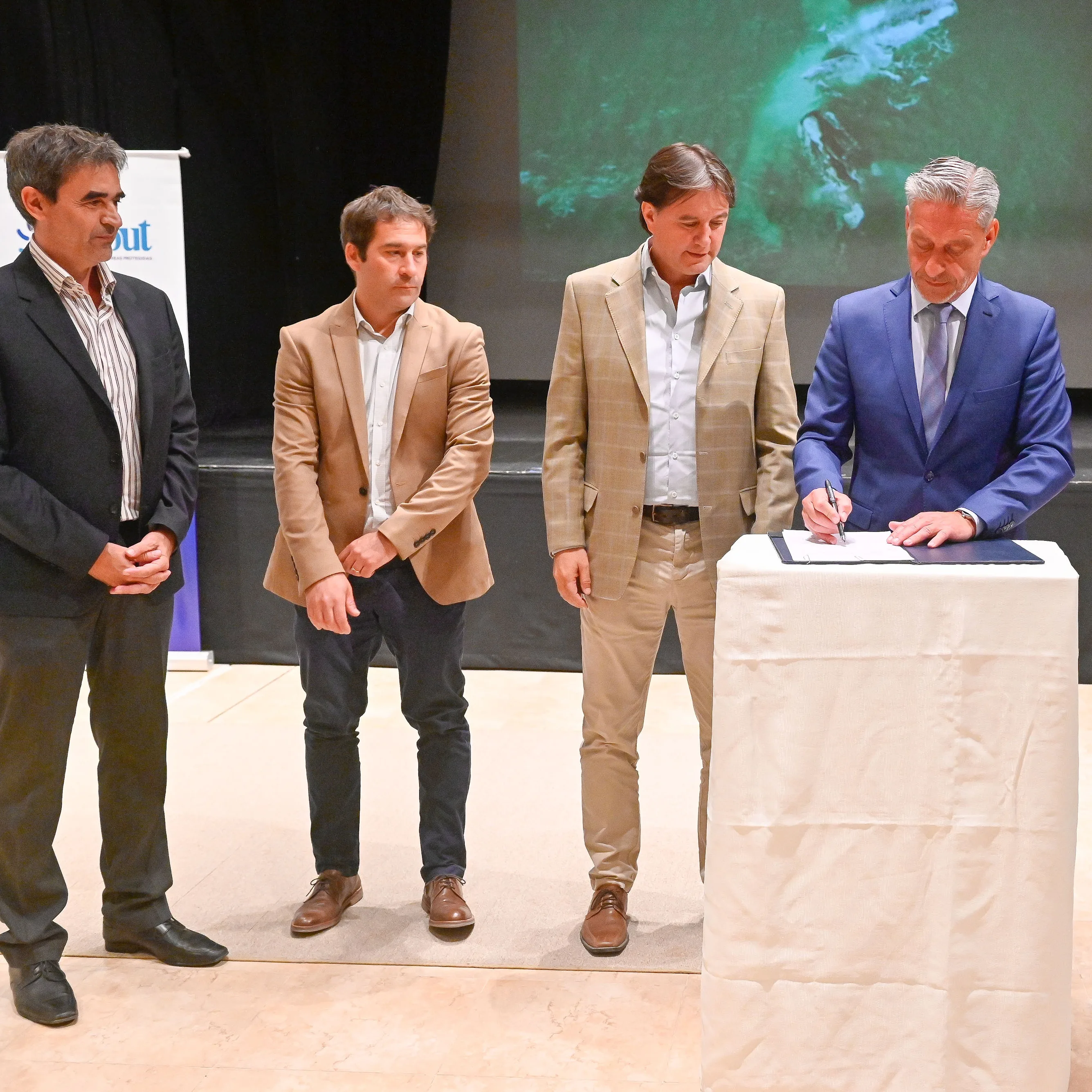 Arcioni firmó el decreto de promulgación de ley del Área Natural Protegida Punta Marqués