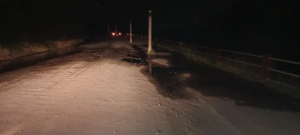 Un derrame de líquidos en el Lago Correntoso, provocó preocupación entre los vecinos