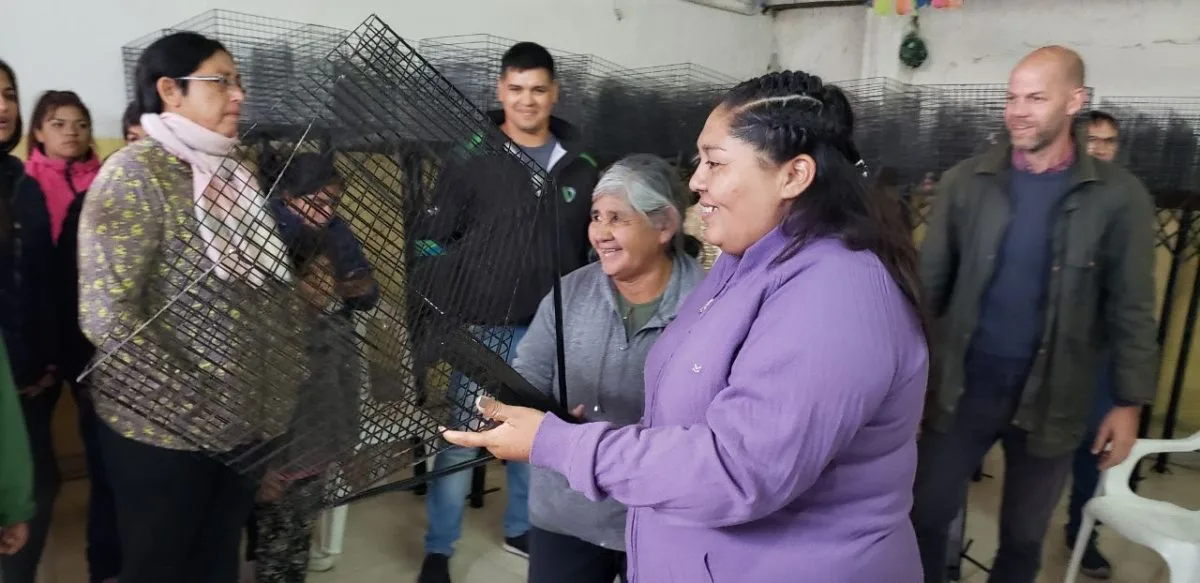 Entregaron cestos de residuos a familias del barrio Álvarez Guerrero de Viedma