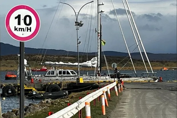 Greenpeace en problemas: Trabajadores de salmoneras protestan en Puerto Natales