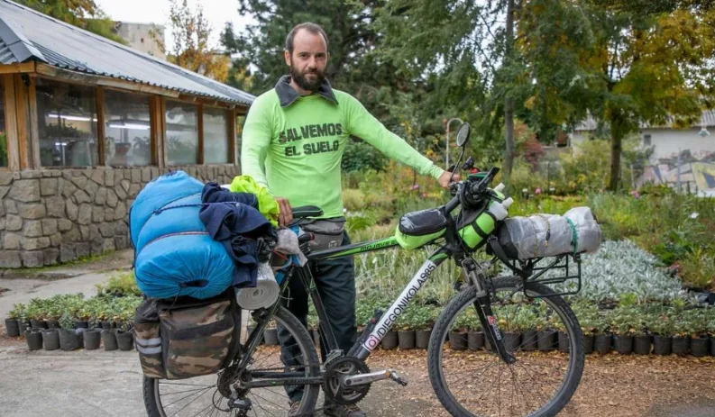 Recorre el país en bicicleta en una campaña internacional contra el cambio climático
