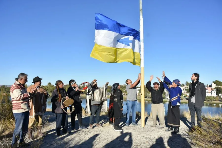 Con el Izamiento de la bandera Mapuche-Tehuelche comenzó la Semana de los Pueblos Originarios en Trelew