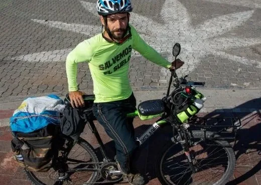 Recorrió 3 mil kilómetros en bicicleta para concientizar sobre el cuidado del suelo