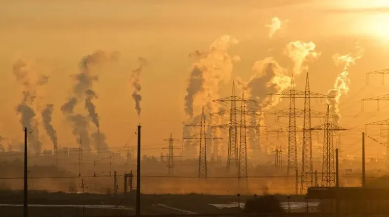 Biden anuncia plan para reducir emisiones de CO2 a partir de 2030