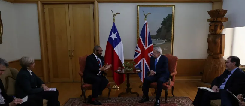 El canciller del Reino Unido dijo que los habitantes de las islas Malvinas “merecen decidir su propio futuro”