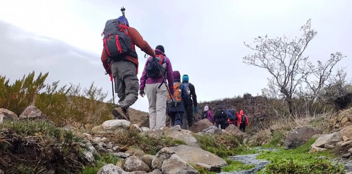 Senderismo y turismo por los ríos de lava del volcán Tromen