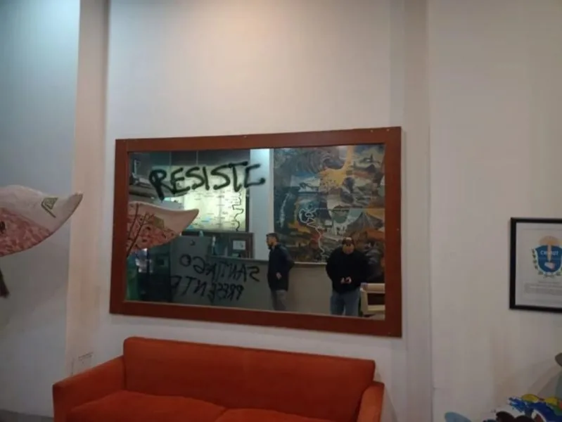 Vandalizaron la Casa del Chubut en Bs.As pidiendo por la libertad de Jones Huala