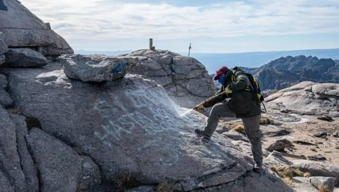 Ambiente de Córdoba restauró piedras vandalizadas del cerro Champaquí