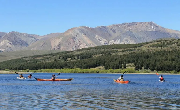 La hermosa laguna de la Patagonia ideal para pescar truchas y hacer kayak