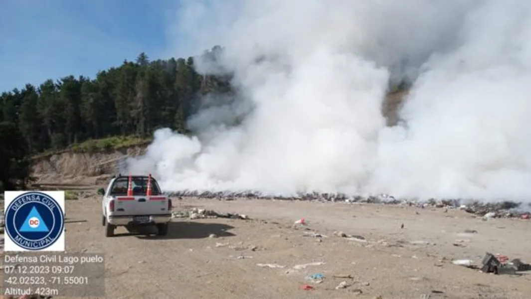 Un incendio en el basural emana humo tóxico sobre Lago Puelo