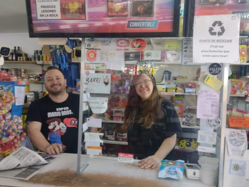 Un kiosco de Trelew recolecta pilas para evitar que la gente contamine
