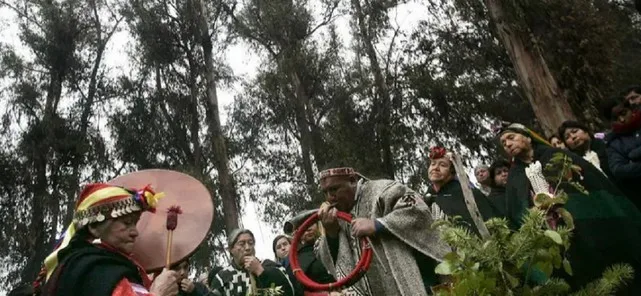 Por una ceremonia mapuche suspenden ascensos al volcán Lanín por seis días