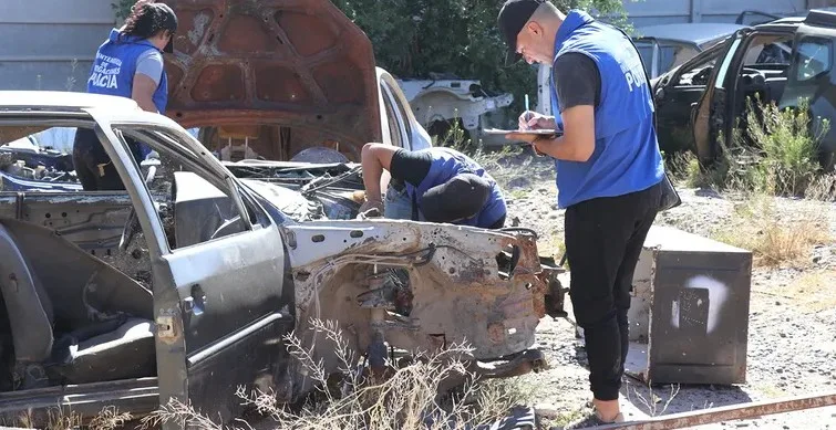 Obligan a un desarmadero de Centenario a retirar los autos de la calle